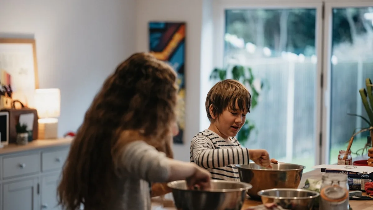 L'intendance à trois enfants et plus : le planning qui absorbe trois emplois du temps